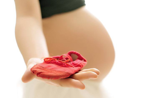 The picture shows a woman who is about to give birth